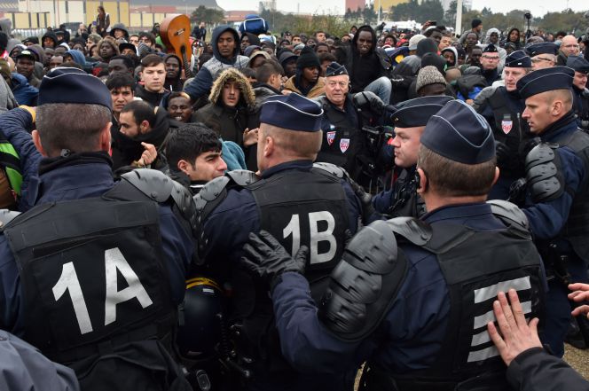 France Closes Calais File by Moving the Camp’s ‘Residents’ to 451 Centers