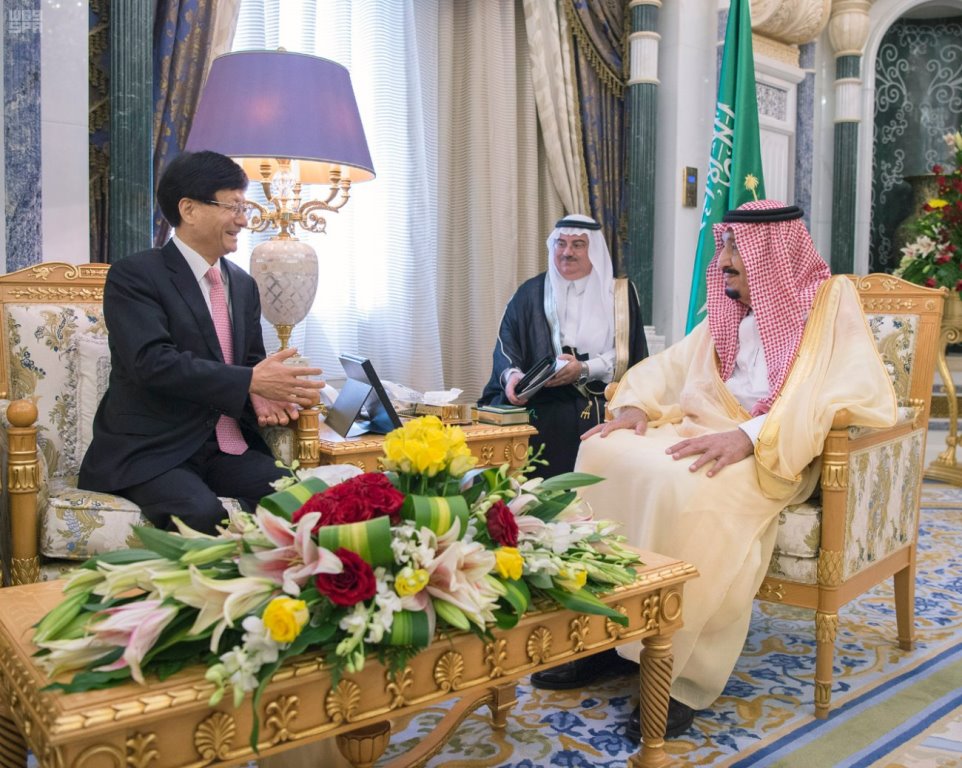 King Salman Receives Special Envoy of the Chinese President