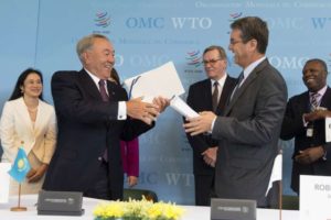 WTO Director general Roberto Azevedo (R) exchanges documents with Kazakhstan's President Nursultan Nazarbayev during the accession ceremony at the World Trade Organization (WTO) headquarters in Geneva, Switzerland, July 27, 2015. Kazakhstan is the 162nd member of the organization. REUTERS/Sandro Campardo/Pool - RTX1M0BF