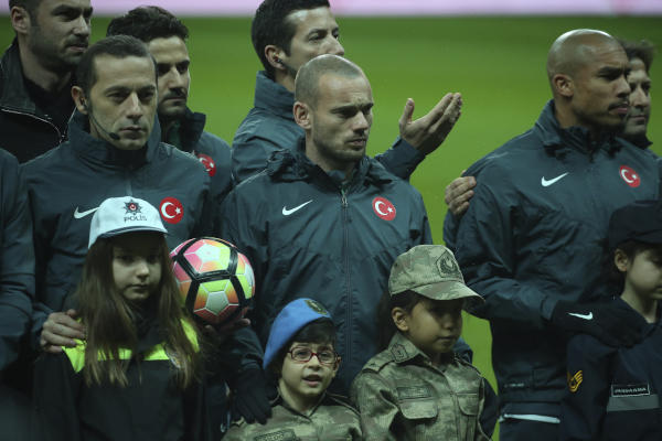 Sneijder Refuses His Mother’s Request Asking Him to Leave Istanbul
