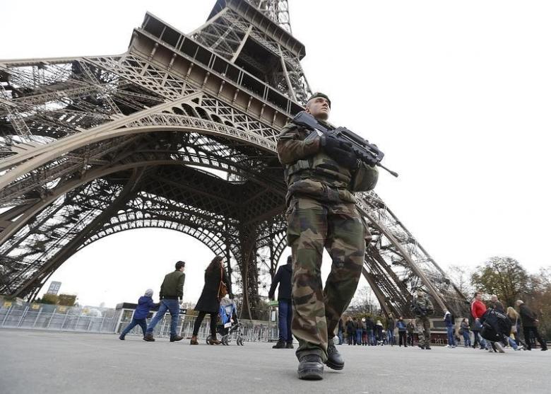 A 2.5 Meters Glass Wall to Protect Eiffel Tower against Terrorist Attacks