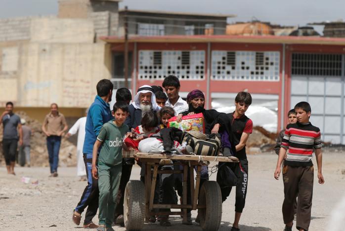Mosul Residents Flee in Droves as Iraqi Forces Advance against ISIS Strongholds