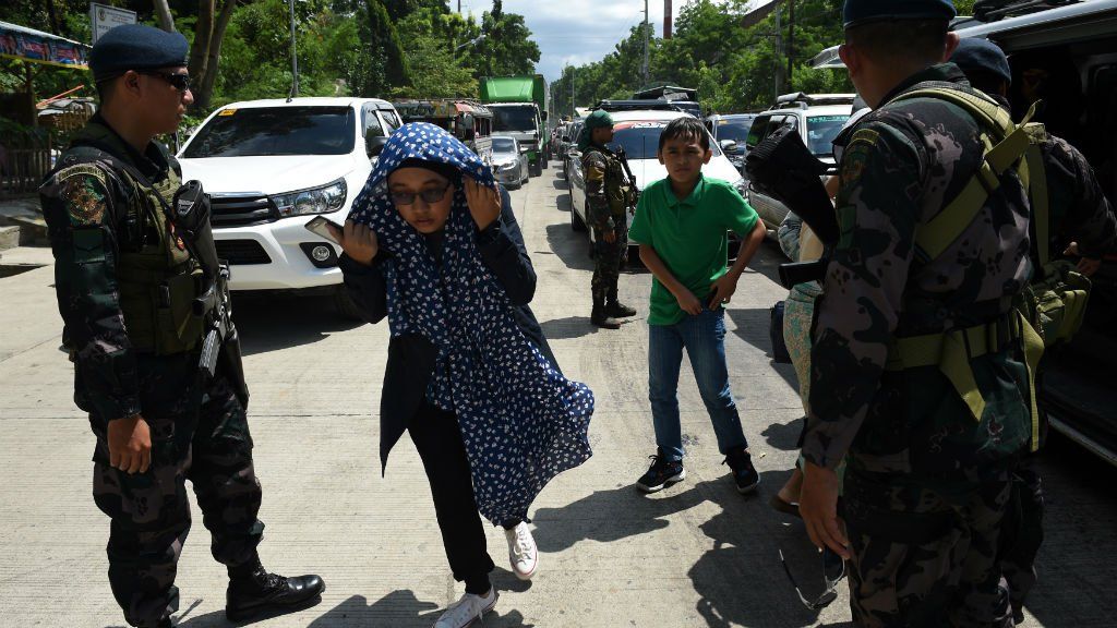 2,000 People Caught in Fighting between Militants, Philippine Forces