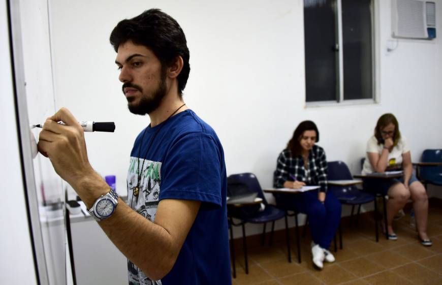 Syrian Refugee Teaches Arabic Language to Brazilians