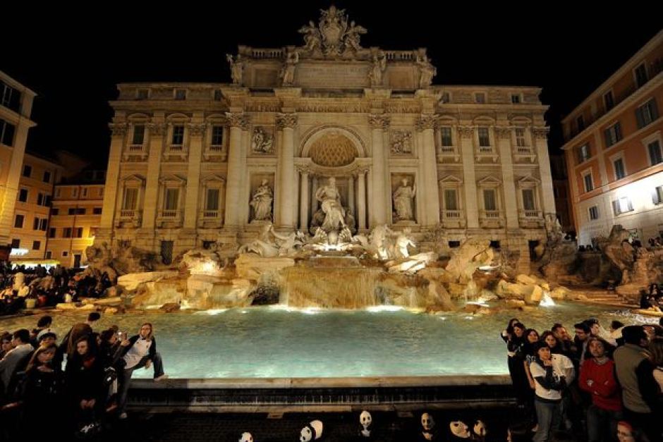 Rome Municipality Bans Tourists from Stopping at Trevi Fountain