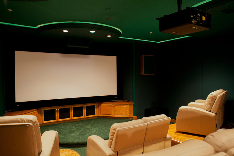 How a Projector Can Substitute for a Television Set