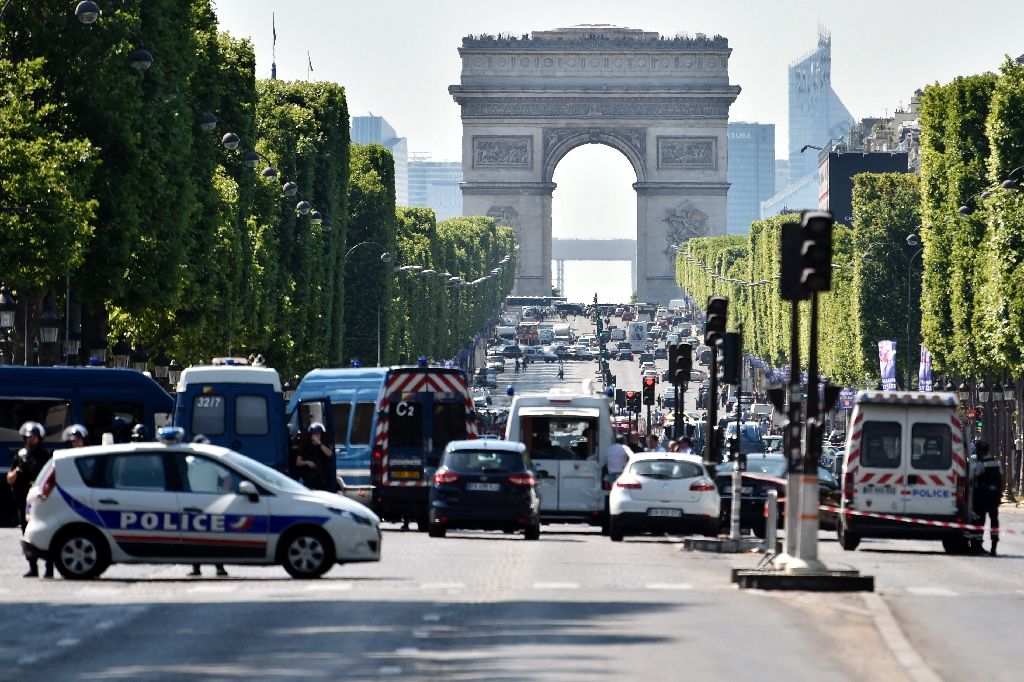 Champs-Elysees : Car Ploughs into Police Van, Driver Dead