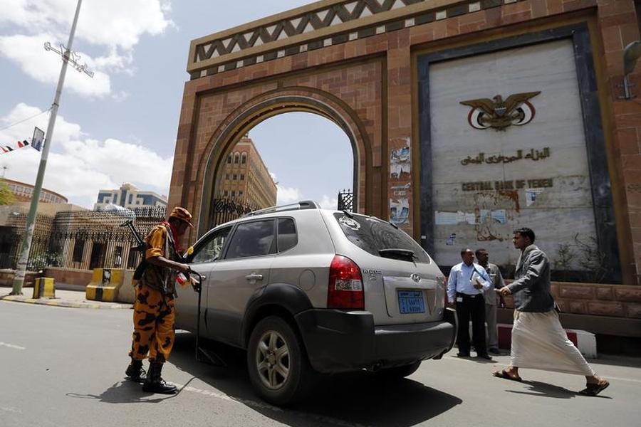 Yemen’s Finance Ministry: ‘Government Sector Salaries were Handed Over in Sana’a via Specific Banks’