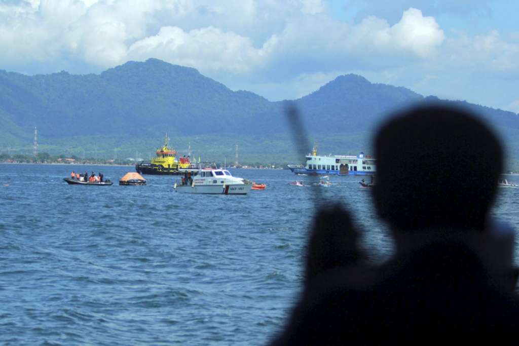 10 Dead, Several Missing After Indonesia Speedboat Capsizes