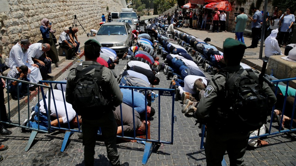 Occupation Forces Place Iron Barricades at Al Aqsa Entrances