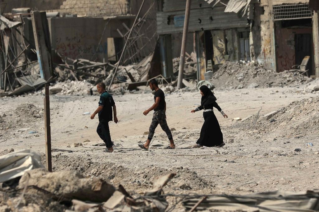 Mosul Residents Search for Bodies of their Relatives in Old City