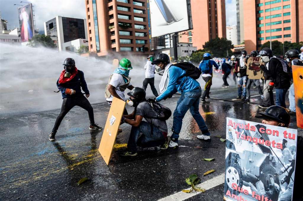 Death Toll in Venezuela Protests since April Reaches 100 amid Mounting Int’l Fears