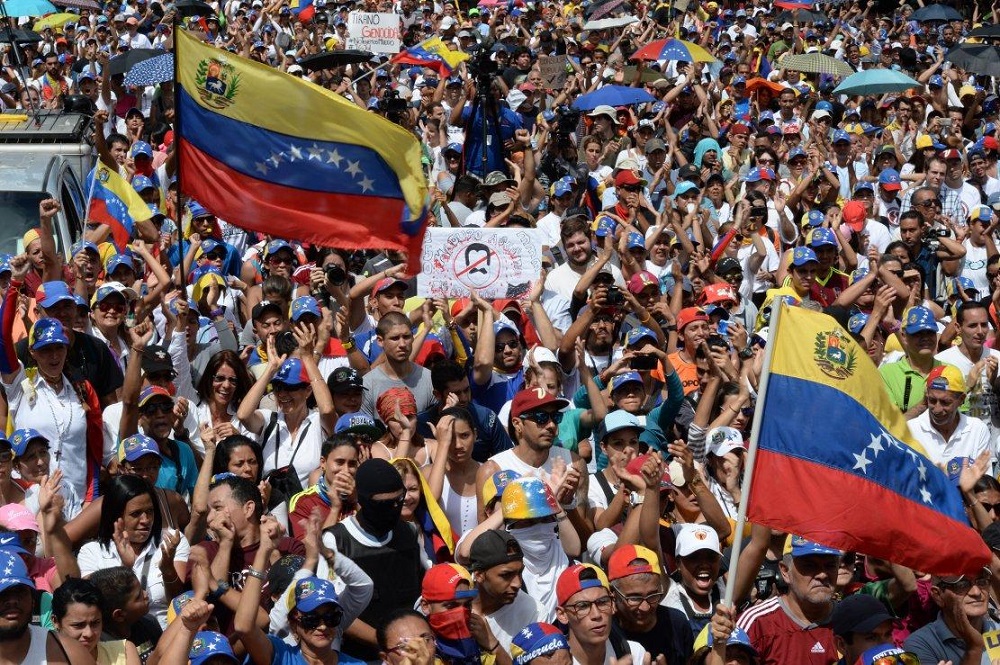 Trump Studies ‘Military Option’ in Venezuela as Caracas, Lima Sever Ties