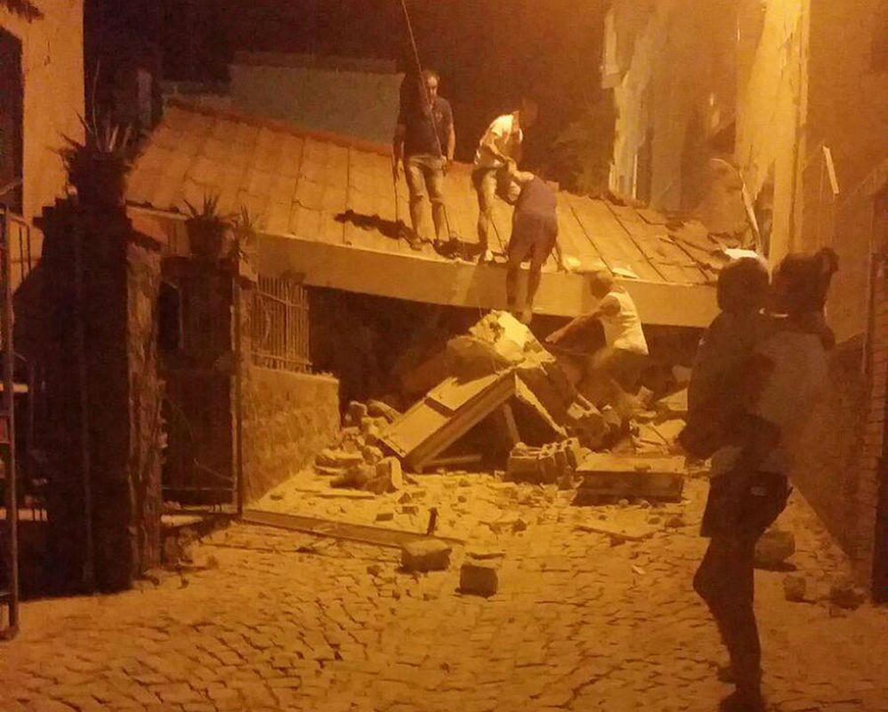 2 Dead after Quake Strikes Italy Holiday Island