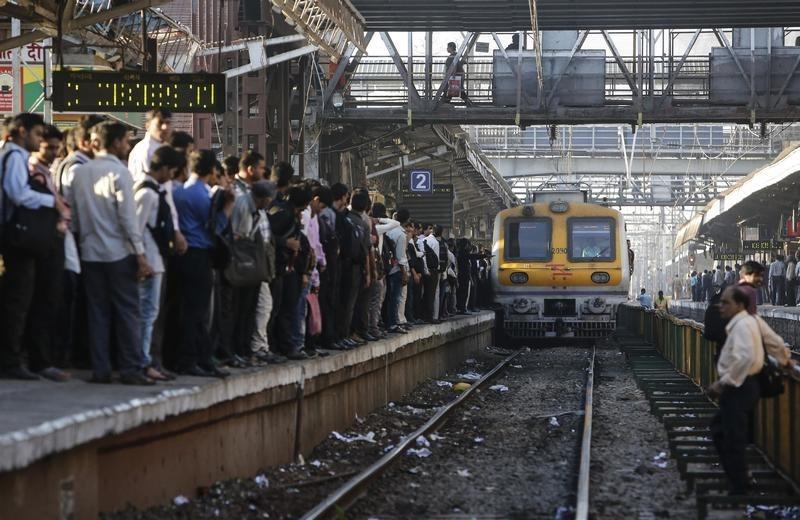 At Least Ten Killed, Dozens Injured in India Train Derail