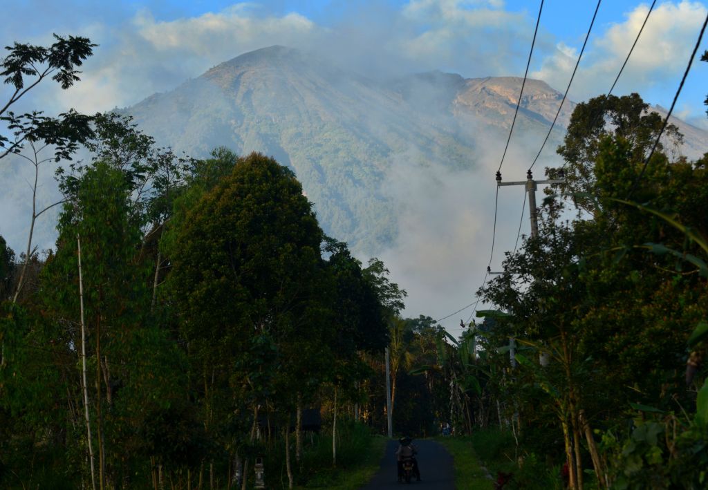 Thousands in Bali Flee from Mount Agung after Volcano Alert