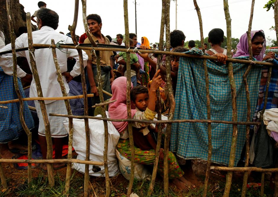 Bangladesh Pledges Building 14,000 Shelters for Rohingya