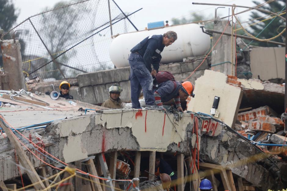 Mexico’s First Responders Races to Save 12-Year-Old Girl as Quake Toll Hits 237