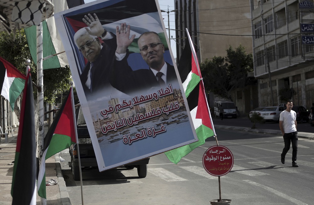 Palestinian PM Arrives in Gaza in First Step in Reconciliation